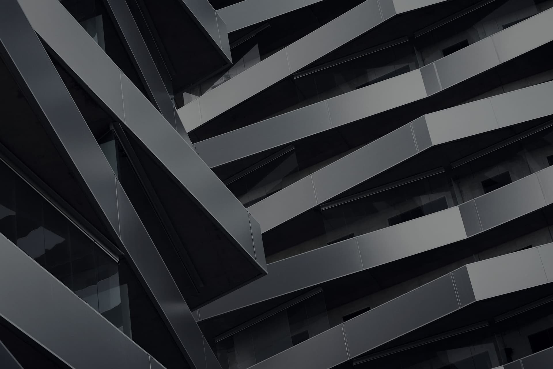 Fachada de acero oscuro de un edificio residencial contemporáneo